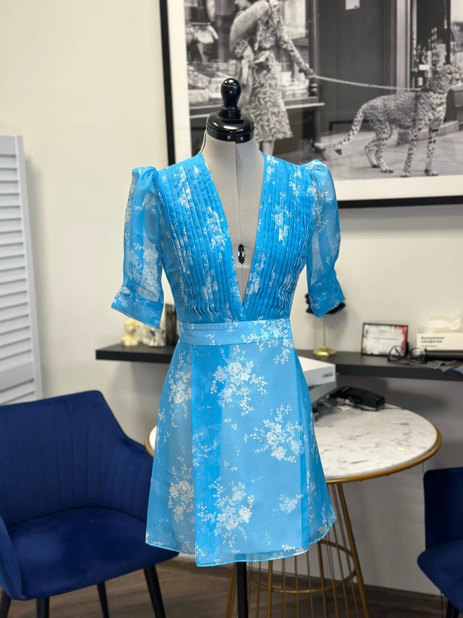 Голубое платье с цветочным рисунком, сшитое в ATELIERRI